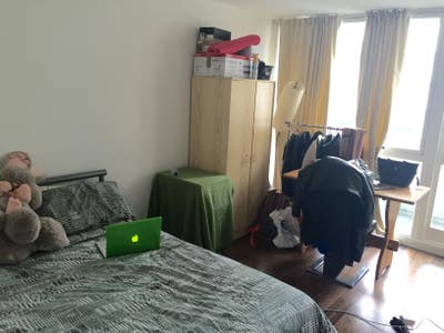 Large double room with balcony in friendly flat Main Photo