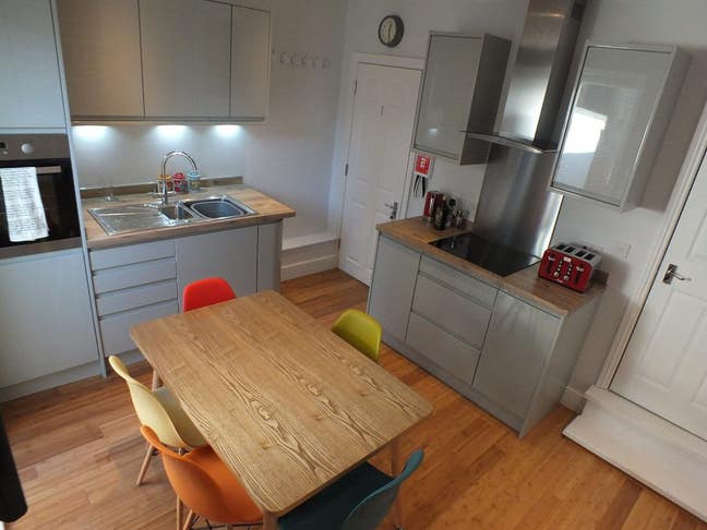 ONE LEFT!! Elegant Rooms - Near Reading Station Main Photo