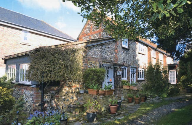 Character 3 Bedroom Cottage - House & Garden Share Main Photo