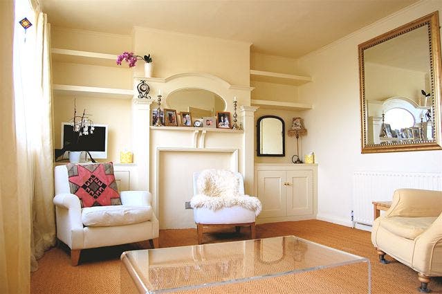 Double room for quiet female who likes dogs  Main Photo