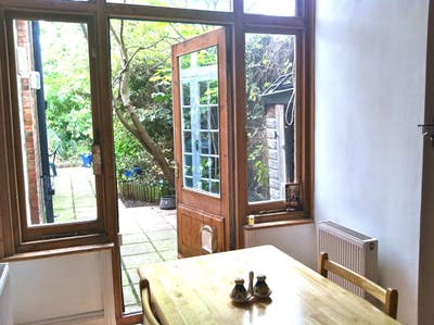 MASSIVE ensuite room in beautiful garden home Main Photo