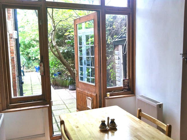 MASSIVE ensuite room in beautiful garden home Main Photo