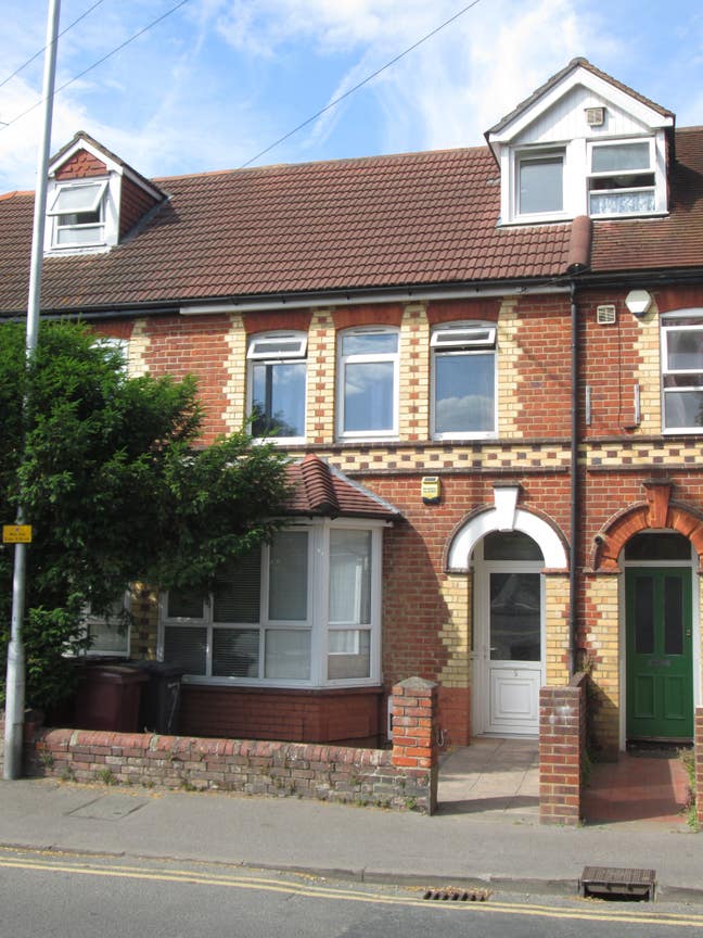 Clean & Quiet Houseshare RG6 close to University Main Photo