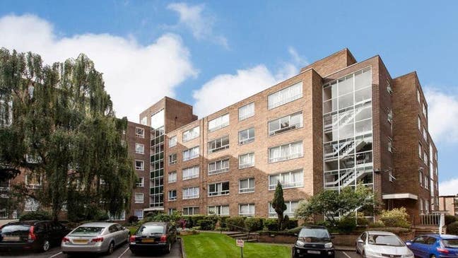 A large ensuiite room close to Hendon Station Main Photo