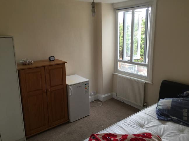 Double and Single Room to Let in Dagenham  Main Photo