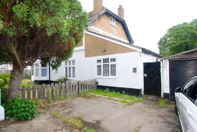 One bedroom flat nr Emerson Park flat with garden Main Photo