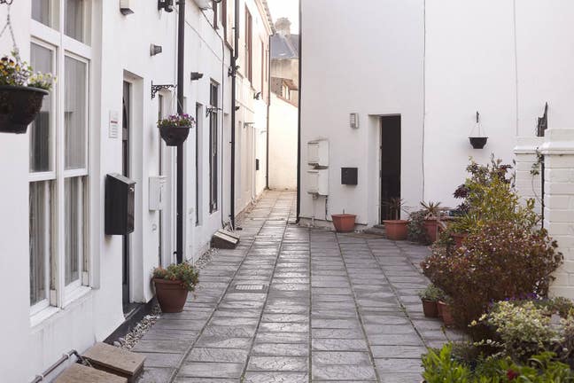 Friendly gated estate in Tooting. Deposit &pound;300 Main Photo