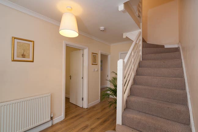 Girls house spacious ensuit room  Main Photo