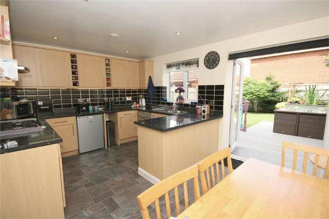 Double  Room near Town Centre / Station Main Photo