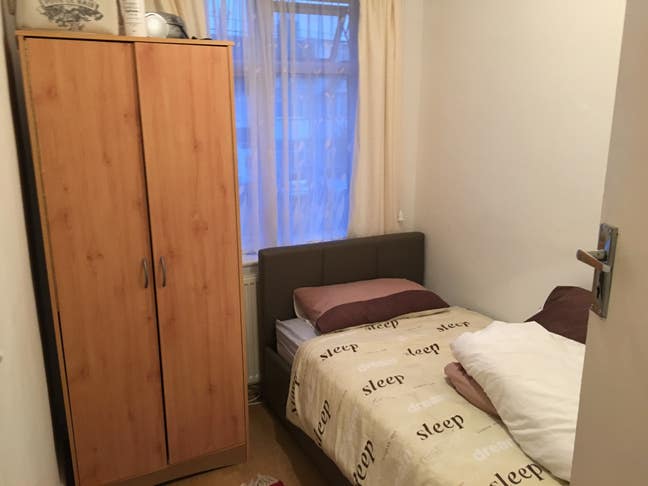 Single bedroom for rent Queensbury 140 pw. female  Main Photo