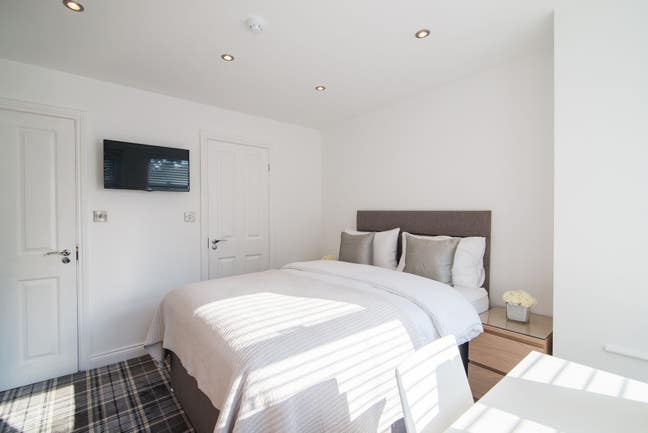 *1 en-suite double*  "Prestwich Village" (M25) Main Photo
