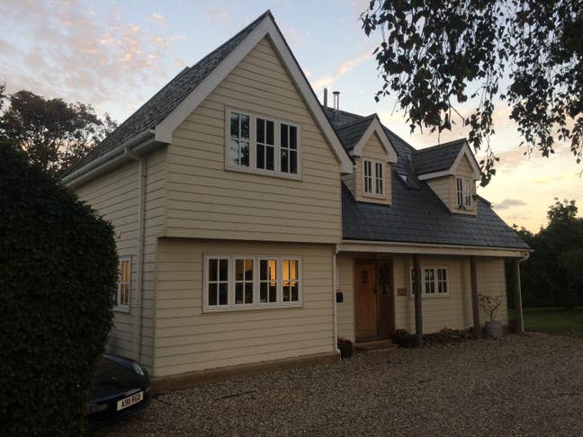 Large double room with ensuite in detached house Main Photo