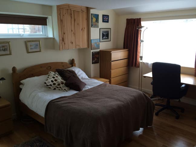Large double ensuite room in easy going quite home Main Photo