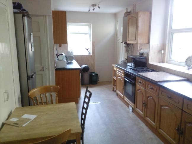 Large Single Room in Very clean friendly house. Main Photo