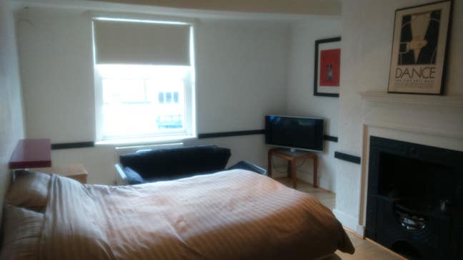 Large double room to let Main Photo