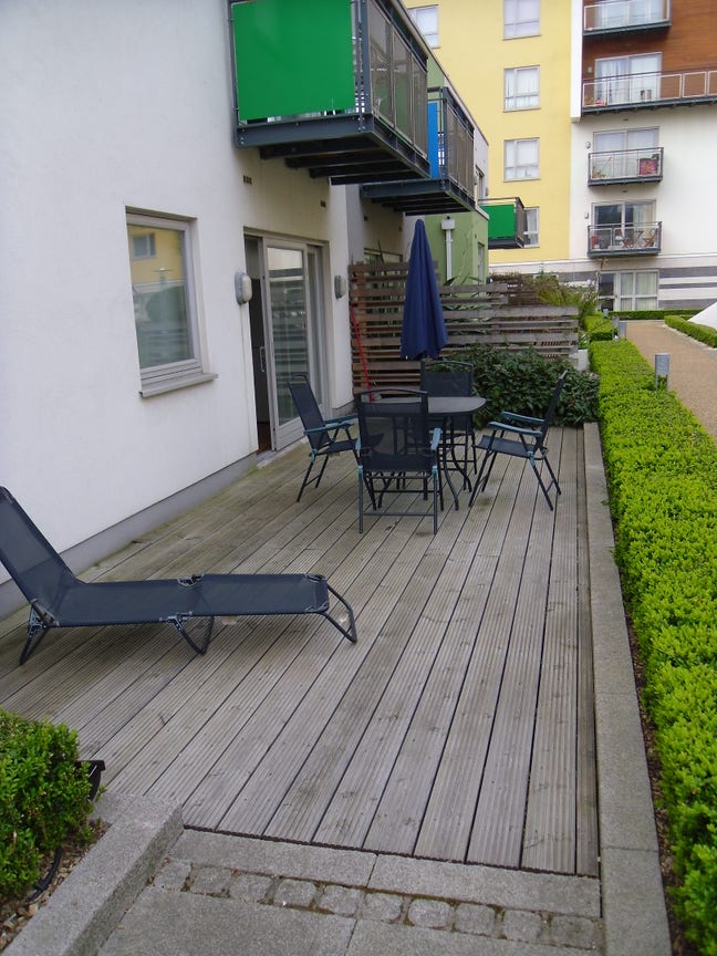 Large double with sunny patio, beside the Thames Main Photo