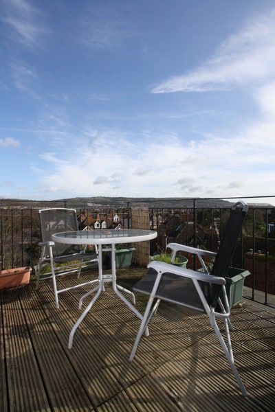 One bed central flat next to Kingsnorth Gardens Main Photo
