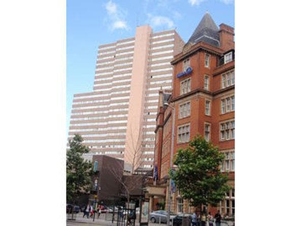 Short Stay City 4 Bed Apartment at Shopping Centre Main Photo