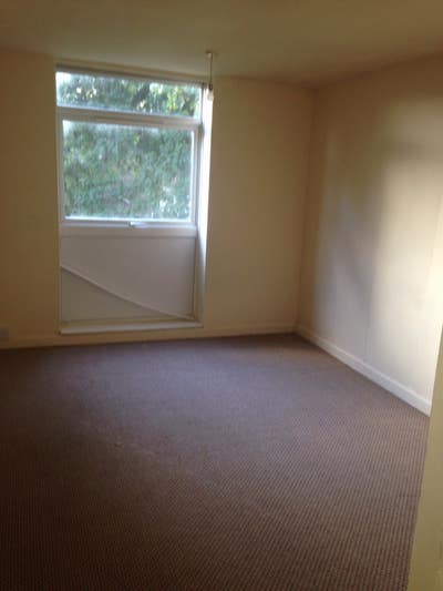A large double room to let within a 3 bedroom home Main Photo