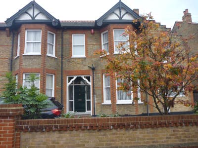 Beautiful large double bedroom with washbasin. Main Photo