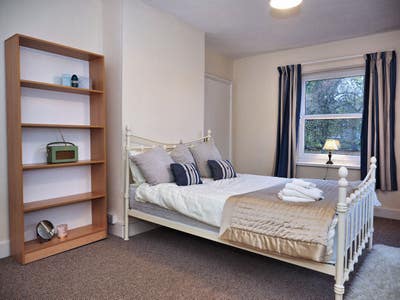 En-suite bathroom, Off road parking/drivway Main Photo