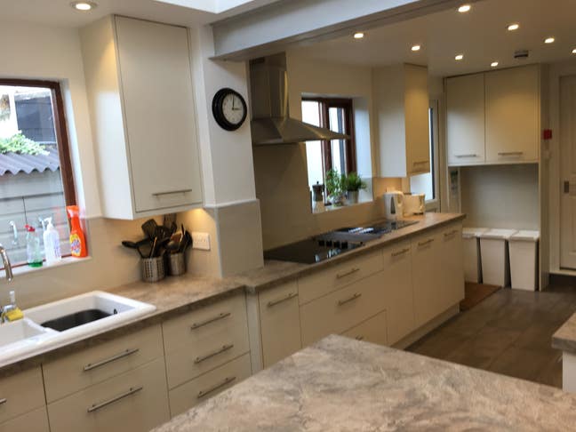 Large Room 5 Min Walk City/train station Main Photo