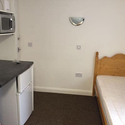 Quality Rooms near to town (Bills Included)  Main Photo