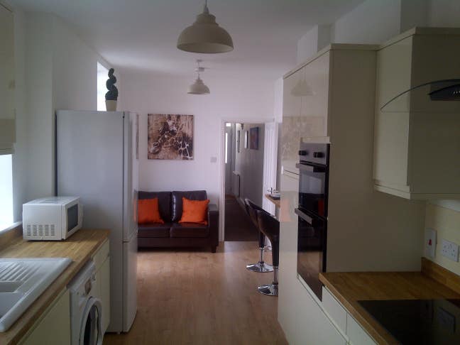 Double Room with Ensuite..Quiet House -Low Deposit Main Photo