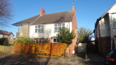 Lovely Large Character Room Opposite Park In Town Main Photo
