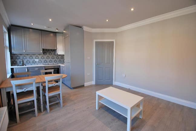 Nice double room in clean and friendly apartment  Main Photo