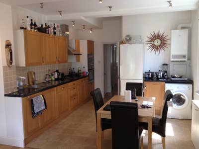 Double Room in Modern House with Separate Toilet Main Photo