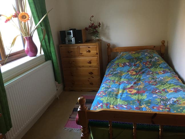 A cosy  single room available in  family home  Main Photo