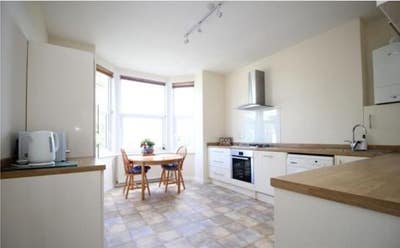 Double Bedroom in Refurbished Flat in Town Center Main Photo