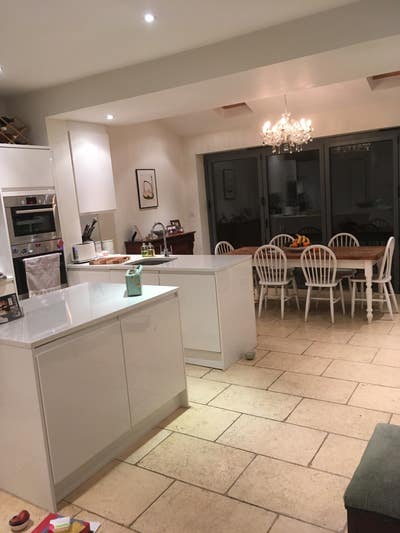 A small, clean and cosy room in a family home Main Photo