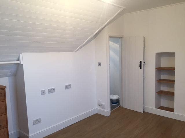 Lovely bright  15'x11'  top floor room Main Photo