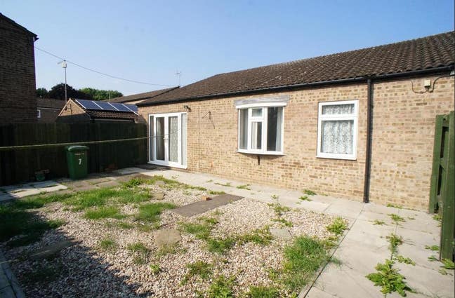 Large bungalow in a good area Main Photo