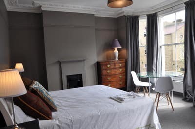 Large, bright double bedroom with bay windows Main Photo