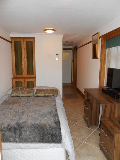 Stunning en suite with own kitchen & garden access Main Photo