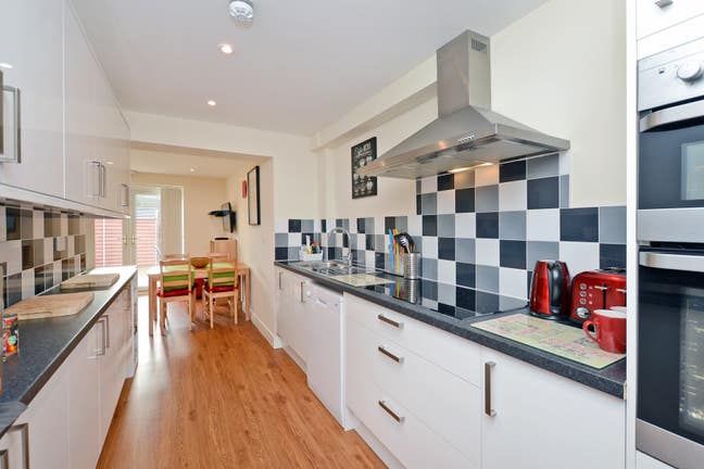 ⭐  Large Ensuite Double available now  ⭐  Main Photo