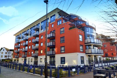 One Bedroom Riverside Apartment- Kingston KT1 1HS Main Photo