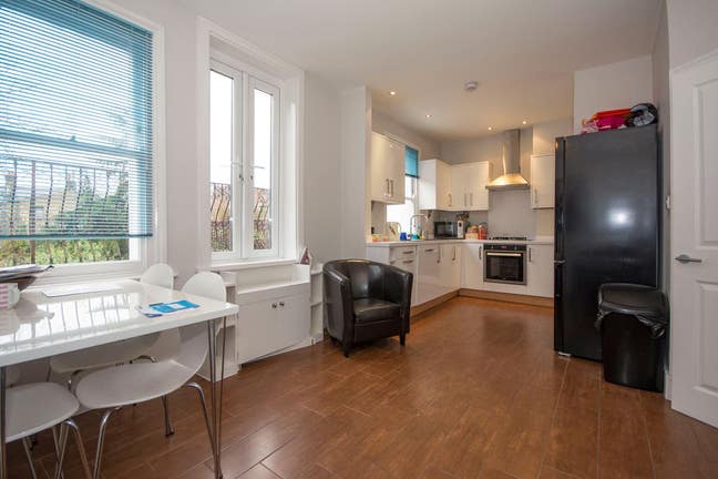 Double Room in Duplex Apt - cleaner & bills inc Main Photo