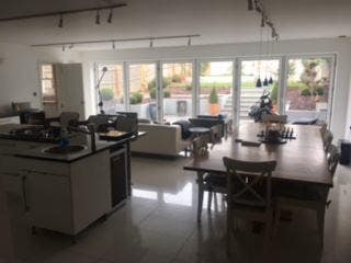 Modern House with plenty of space. Main Photo