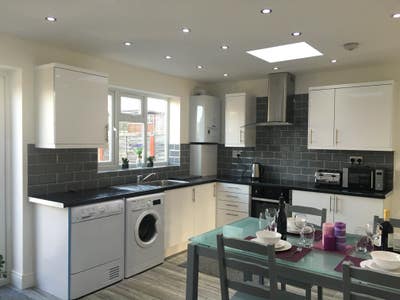 Professional  House Share Available  Main Photo