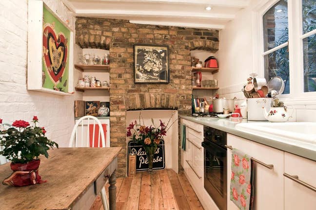 Double room in beautiful Georgian cottage Main Photo