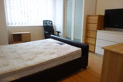 15 min walk to city centre | BILLS included Main Photo