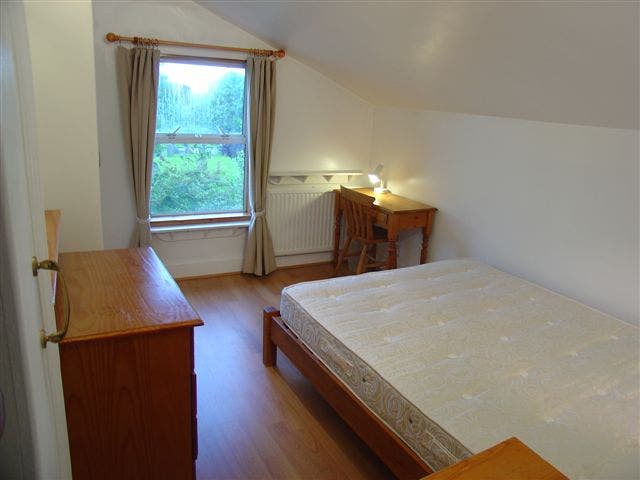 BaronsCourt (Bed2)DoublePriv Bath Single All incl  Main Photo