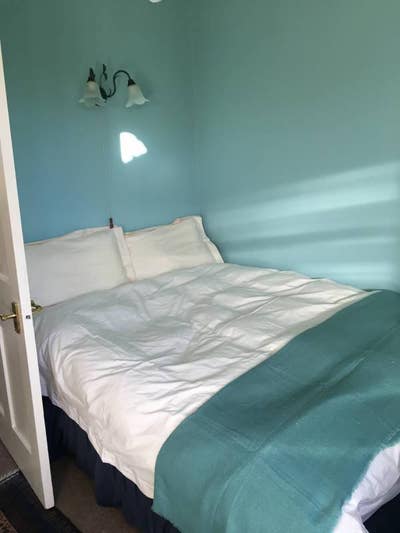 Comfortable Light Room in Centre of Dorking Main Photo