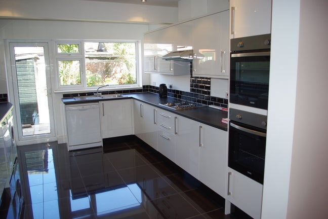  Double room in recently refurbished shared house Main Photo