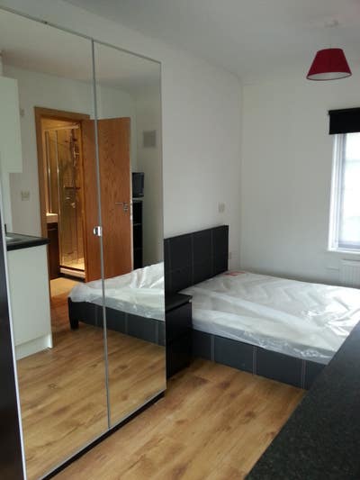Compact Ensuite Studio Main Photo