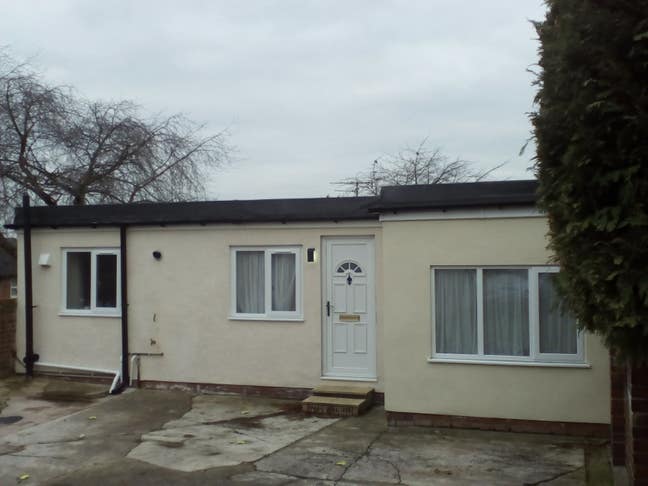 Self Contained Detached Annexe close to hospital Main Photo